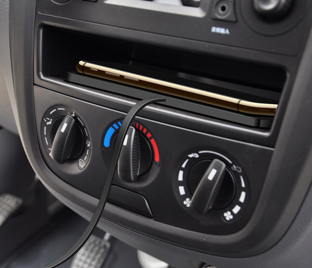 Ładowarka indukcyjna bezprzewodowa mata ładująca do samochodu QI 15W (Czarny)