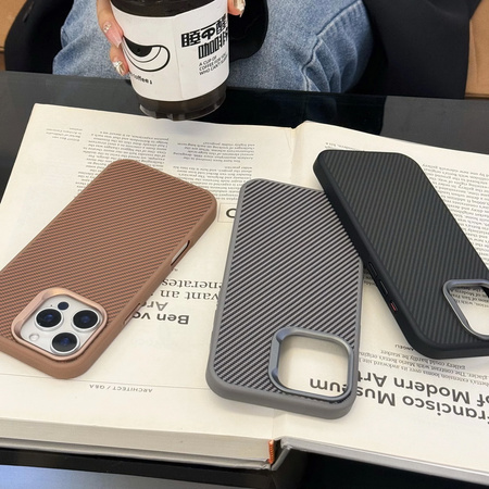 Etui D-Pro Brick Carbon TPU MagSafe Case obudowa magnetyczna matowa do Apple iPhone 16 Pro (Desert Gold / Złoty)
